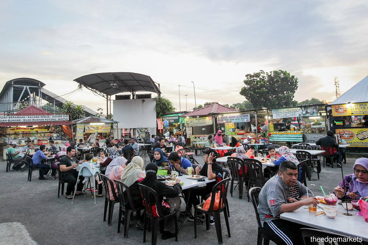 The Ramal Junction Food Court in Kajang, Selangor on Oct 14. As of Monday (Oct 18), the country’s cumulative coronavirus infections stood at 2,396,121. (Photo by Mohamad Shahril Basri/The Edge)